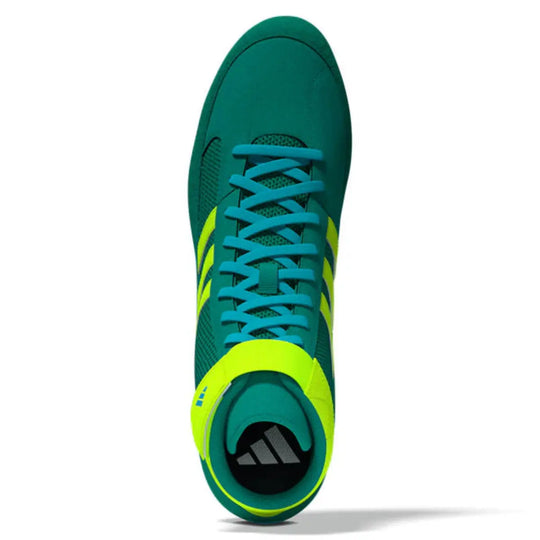 Bovenaanzicht van de Adidas Worstelschoenen Havoc Groen met zicht op de veters en tong. De hoge enkelconstructie biedt extra ondersteuning zonder bewegingsvrijheid te beperken. Het Adidas-logo is zichtbaar aan de binnenzijde van de schoen.