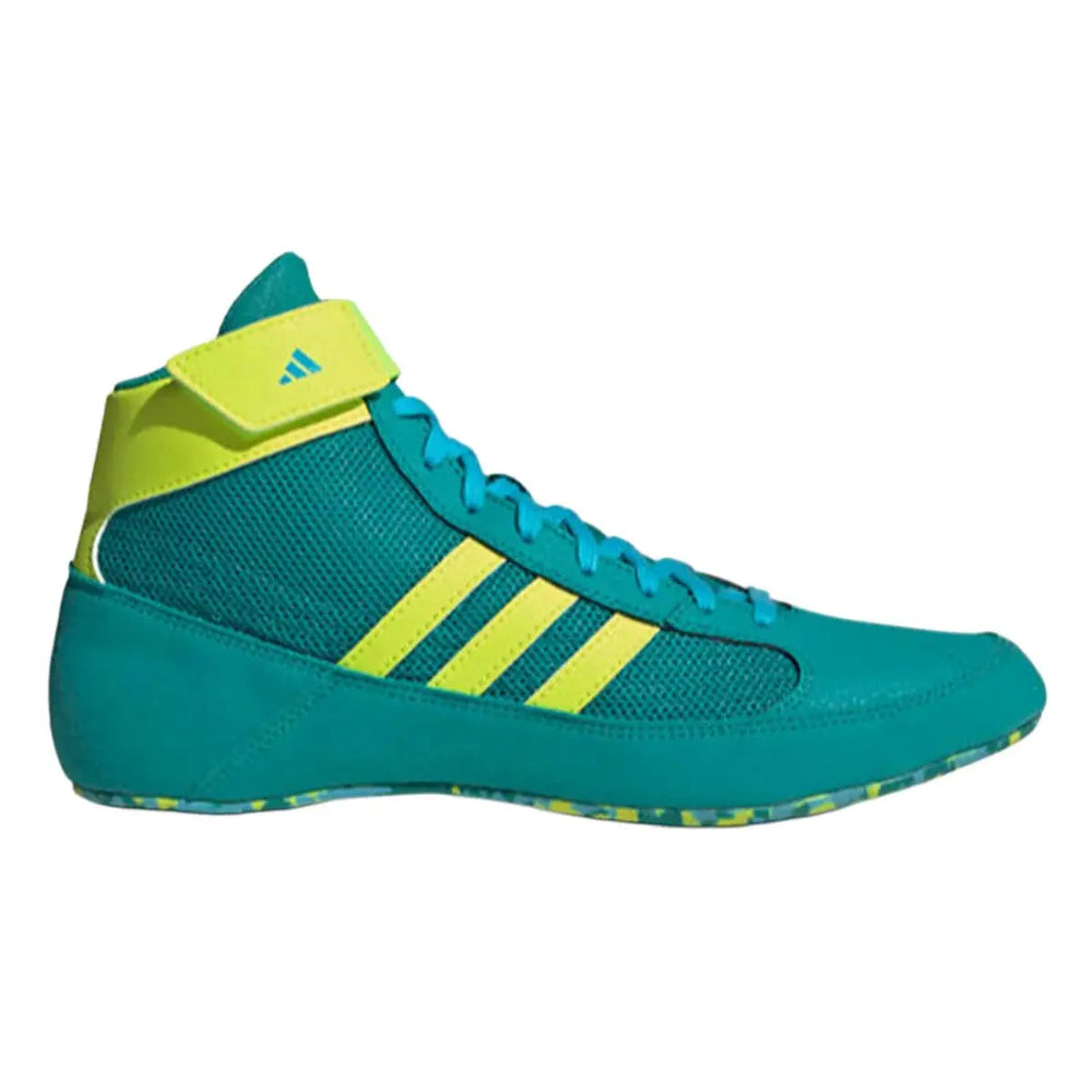 Zijaanzicht van de Adidas Worstelschoenen Havoc Groen met opvallende groene en gele kleurcombinatie. De ademende mesh-panelen zorgen voor ventilatie tijdens intensieve trainingen. De lage zool ondersteunt snelle en gecontroleerde bewegingen op de mat.