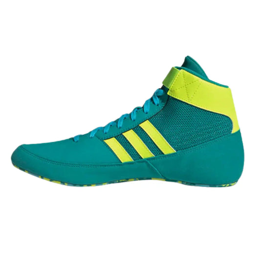 Rechterzijaanzicht van de Adidas Worstelschoenen Havoc Groen met de kenmerkende drie strepen. Het lichtgewicht bovenwerk sluit strak aan rond de voet. Ontworpen voor stabiliteit en wendbaarheid tijdens worstelen.