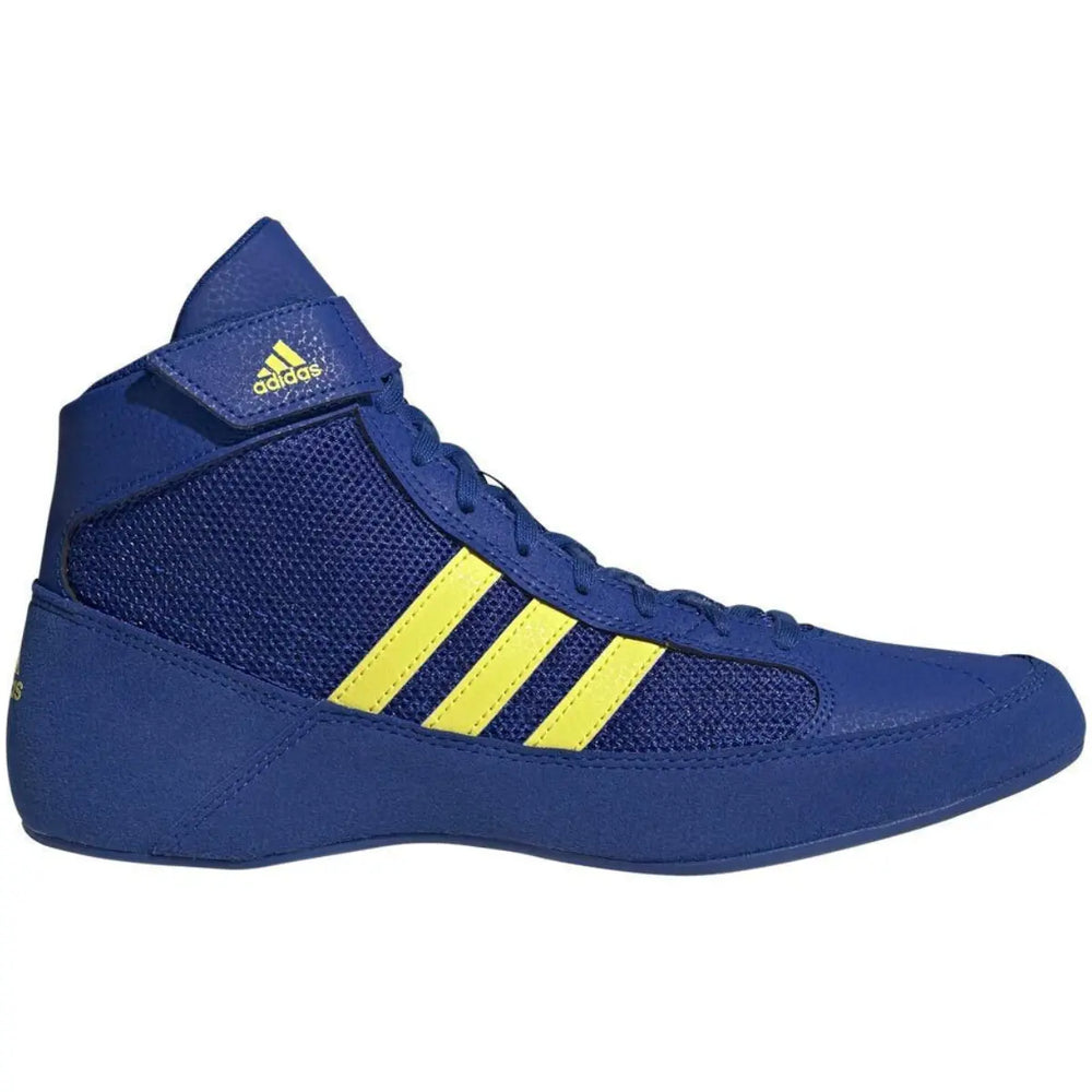 Adidas worstelschoen in blauw met gele strepen en hoge vetersluiting.