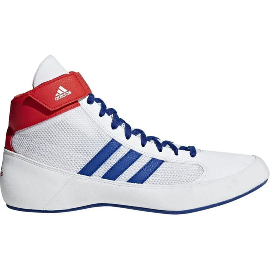 Adidas worstelschoen wit met blauwe strepen, rode enkelstrap en blauwe veters.