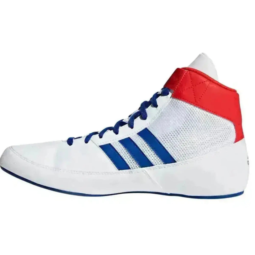 Adidas boksschoen wit met blauwe strepen en rode enkelkraag – lichtgewicht mesh, hoge schacht – zijaanzicht links op witte achtergrond.