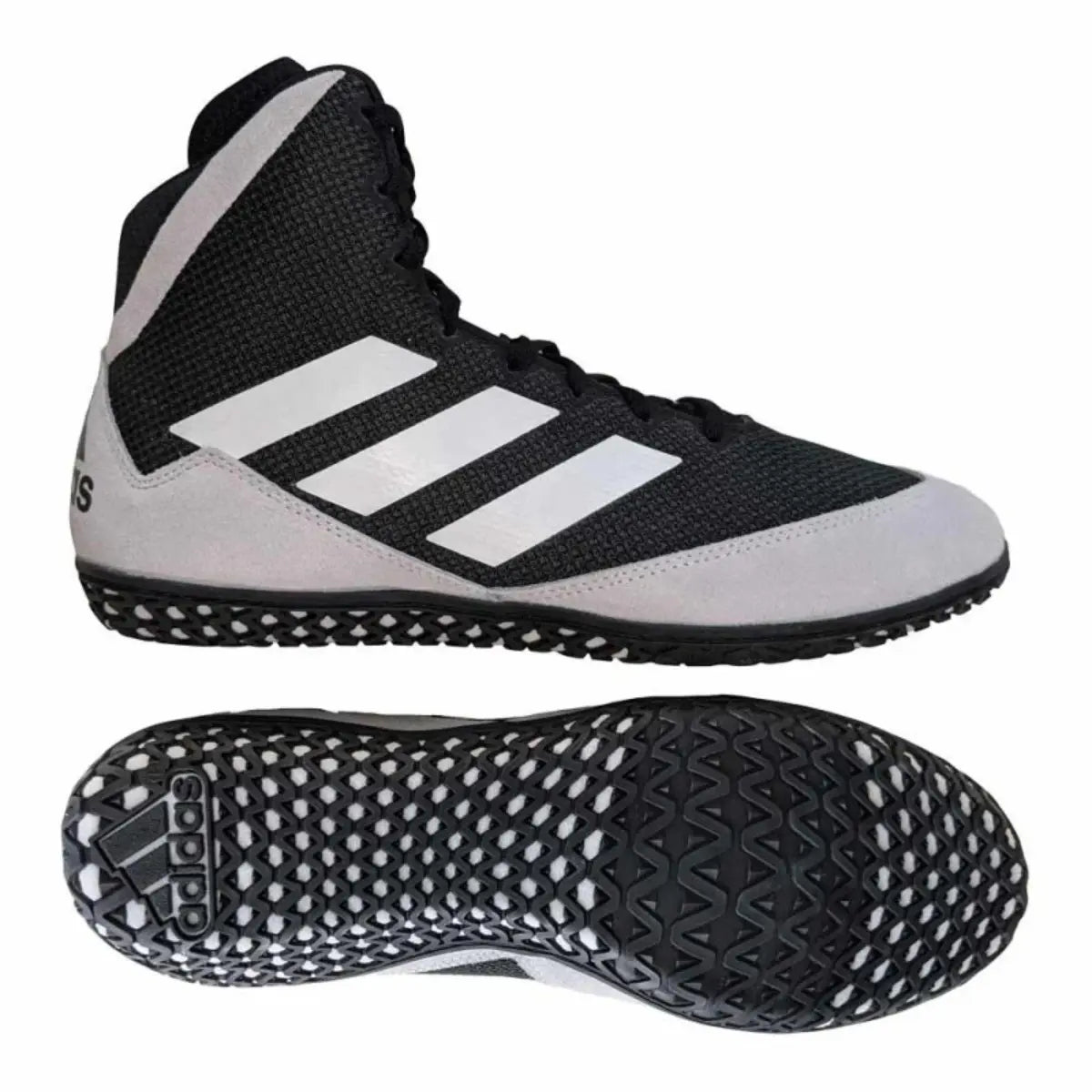 Afbeelding van de Adidas Worstelschoenen Mat Wizard 5 Grijs met het zijaanzicht en de onderzijde in beeld. De lage rubberen zool heeft een open profiel voor maximale grip op de worstelmat. Het zwarte mesh bovenwerk wordt gecombineerd met grijze verstevigingen voor extra duurzaamheid.
