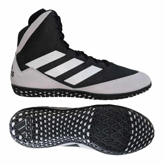 Afbeelding van de Adidas Worstelschoenen Mat Wizard 5 Grijs met het zijaanzicht en de onderzijde in beeld. De lage rubberen zool heeft een open profiel voor maximale grip op de worstelmat. Het zwarte mesh bovenwerk wordt gecombineerd met grijze verstevigingen voor extra duurzaamheid.