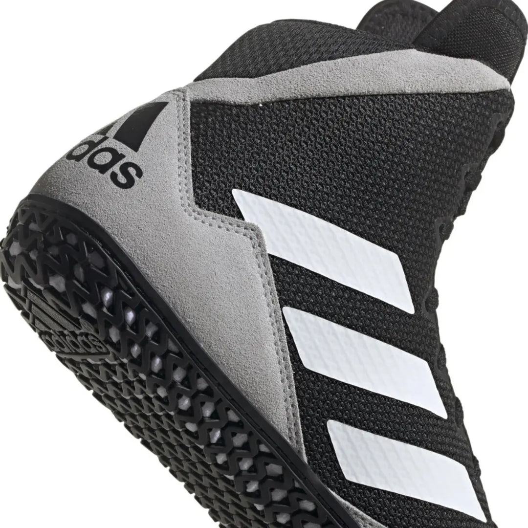Detail van de achterzijde van de Adidas Worstelschoenen Mat Wizard 5 Grijs met zichtbaar Adidas-logo. De hielconstructie biedt extra ondersteuning en stabiliteit. De zool loopt door tot achter voor extra grip.