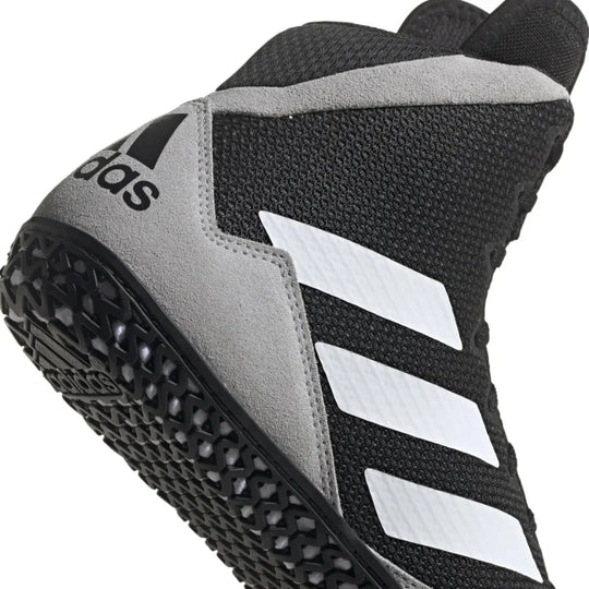Detail van de achterzijde van de Adidas Worstelschoenen Mat Wizard 5 Grijs met zichtbaar Adidas-logo. De hielconstructie biedt extra ondersteuning en stabiliteit. De zool loopt door tot achter voor extra grip.