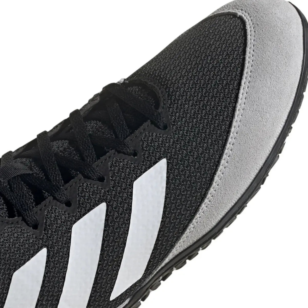 Close-up van de neus van de Adidas Worstelschoenen Mat Wizard 5 Grijs. De combinatie van ademend mesh en een grijze versteviging verhoogt comfort en slijtvastheid. Geschikt voor intensief gebruik op de worstelmat.