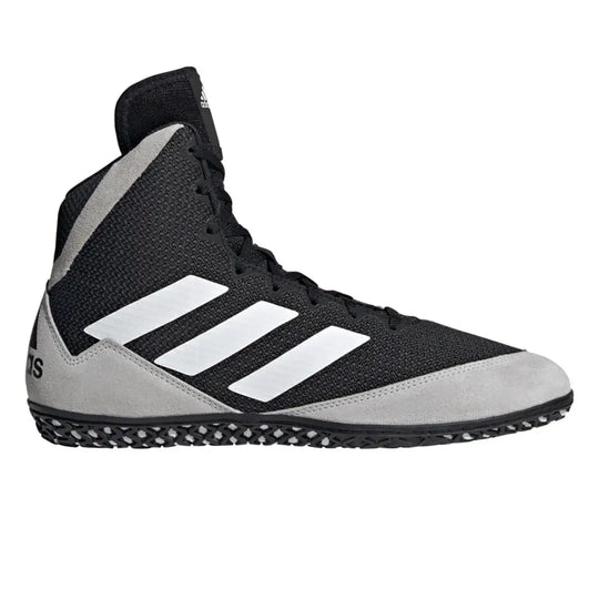 Linkerzijaanzicht van de Adidas Worstelschoenen Mat Wizard 5 Grijs met de herkenbare drie witte strepen. Het ademende mesh zorgt voor ventilatie tijdens intensieve trainingen. De hoge schacht ondersteunt de enkel zonder bewegingsvrijheid te beperken.
