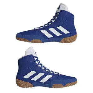 Blauwe Adidas boksschoenen met witte strepen en bruine zolen, zijaanzicht tegen witte achtergrond.