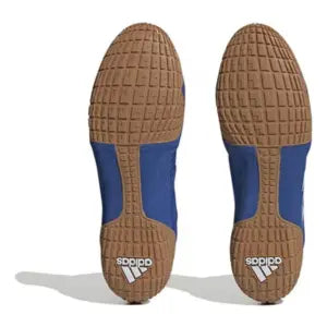 Zool van blauwe Adidas boksschoenen met bruine gripzool en wit Adidas logo tegen witte achtergrond.