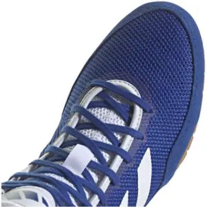 Close-up van royal blauwe Adidas Tech Fall 2.0 worstelschoen met witte details en veters.