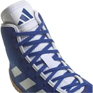 Close-up van veters en tong van royal blauwe Adidas Tech Fall 2.0 worstelschoen met witte accenten.