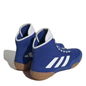 Achteraanzicht van royal blauwe Adidas Tech Fall 2.0 worstelschoenen met witte strepen en bruine zool.