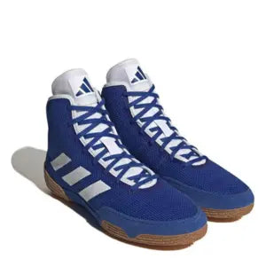 Royal blauwe Adidas Tech Fall 2.0 worstelschoenen met witte strepen en bruine zool, zijaanzicht tegen witte achtergrond.
