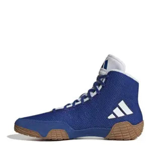 Zijaanzicht van royal blauwe Adidas Tech Fall 2.0 worstelschoen met witte strepen en bruine zool.
