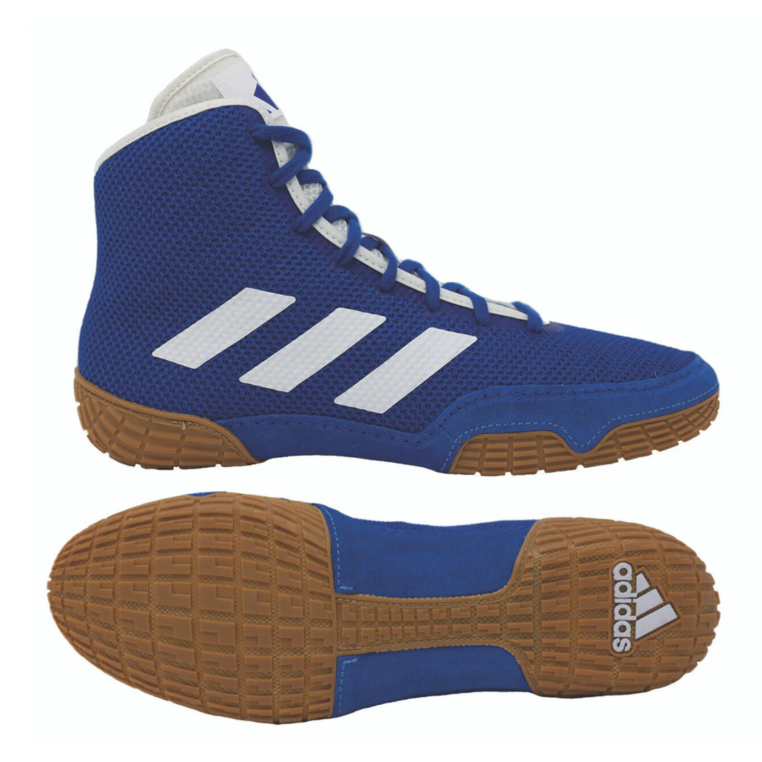 Adidas worstelschoenen in blauw met witte strepen en bruine zool, bovenaanzicht en onderaanzicht weergegeven.