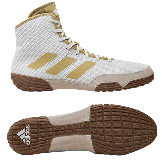 Afbeelding van de Adidas Worstelschoenen Tech Fall 2.0 Wit met zowel het zijaanzicht als de zool in beeld. Dit toont duidelijk de gripstructuur en het ademende bovenwerk. Een complete weergave van functionaliteit en design.