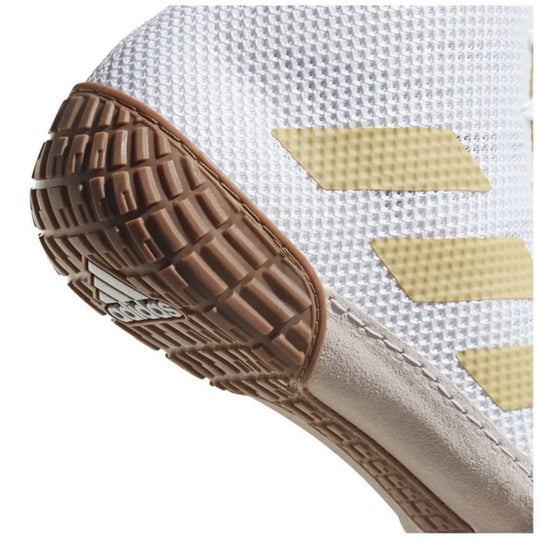 Detailfoto van de Adidas Worstelschoenen Tech Fall 2.0 Wit met focus op de hiel en rubberen zool. Het grove profiel zorgt voor extra grip en stabiliteit op de mat. De combinatie van wit textiel en bruine zool geeft de schoen een herkenbare uitstraling.