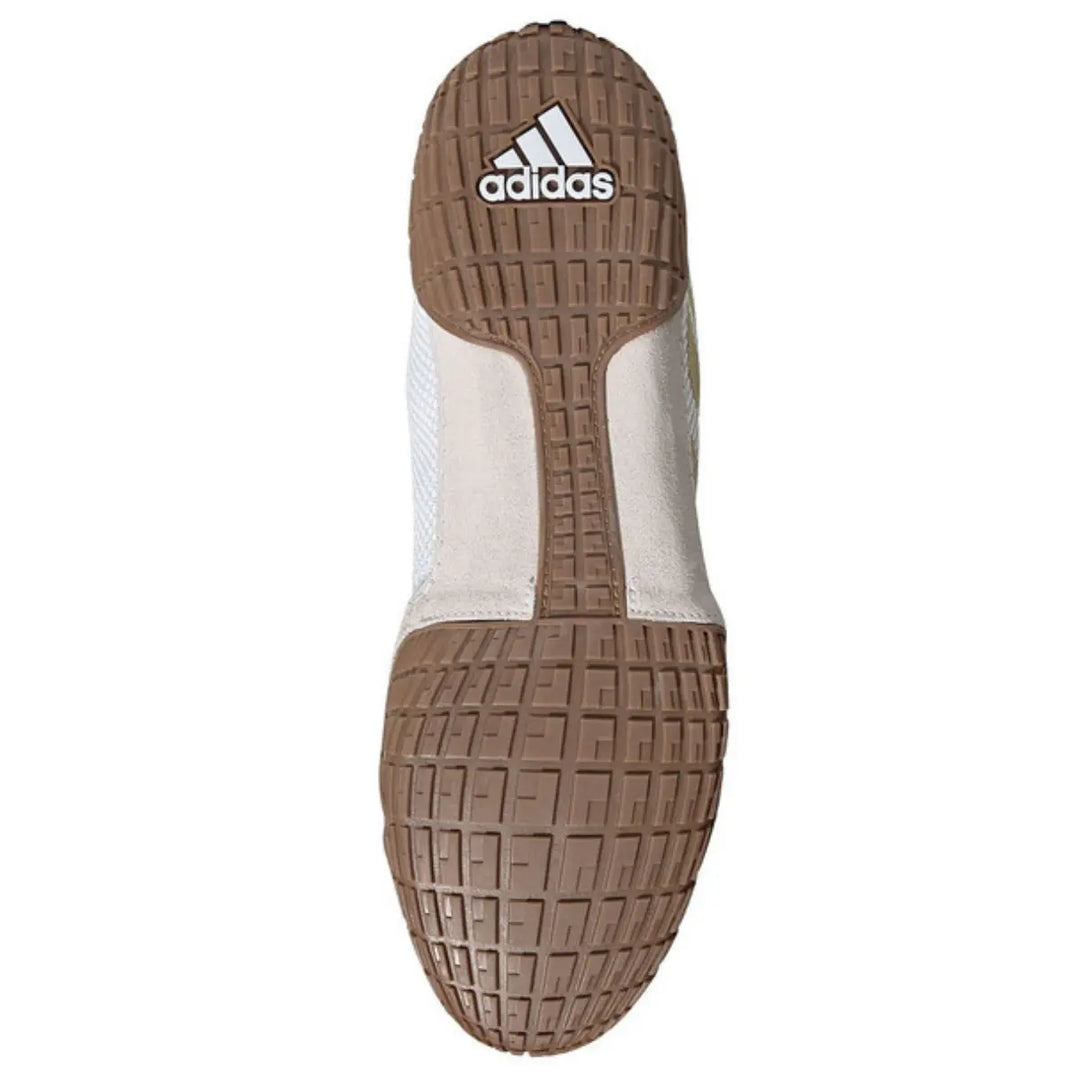 Onderkant van de Adidas Worstelschoenen Tech Fall 2.0 Wit met volledig zicht op de rubberen zool. Het geometrische profiel is ontworpen voor maximale tractie op de worstelmat. Het Adidas-logo is centraal in de zool geplaatst.
