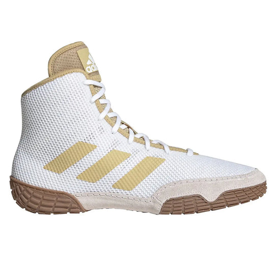 Zijaanzicht van de Adidas Worstelschoenen Tech Fall 2.0 Wit met de kenmerkende drie strepen. De combinatie van lichtgewicht mesh en stevige zool zorgt voor balans tussen flexibiliteit en grip. Ideaal voor snelle draaibewegingen.