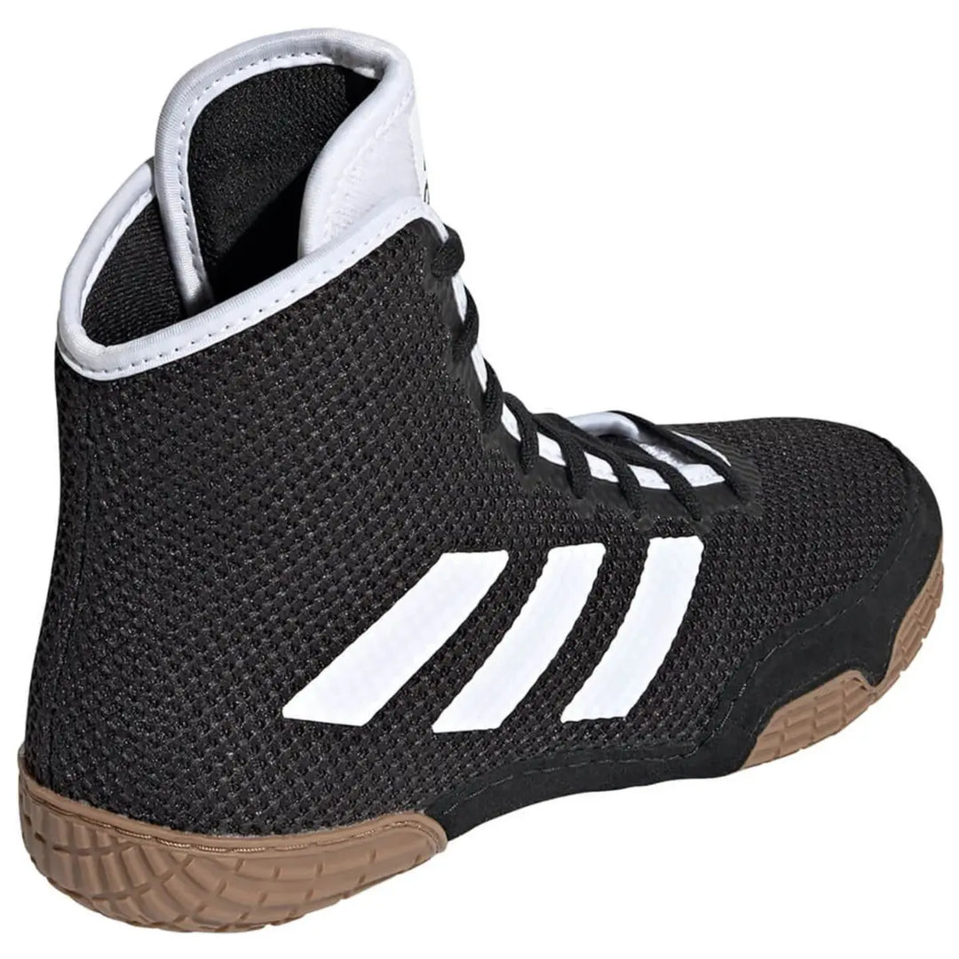 Adidas boksschoen zwart met witte strepen, bruine zool en hoge vetersluiting.