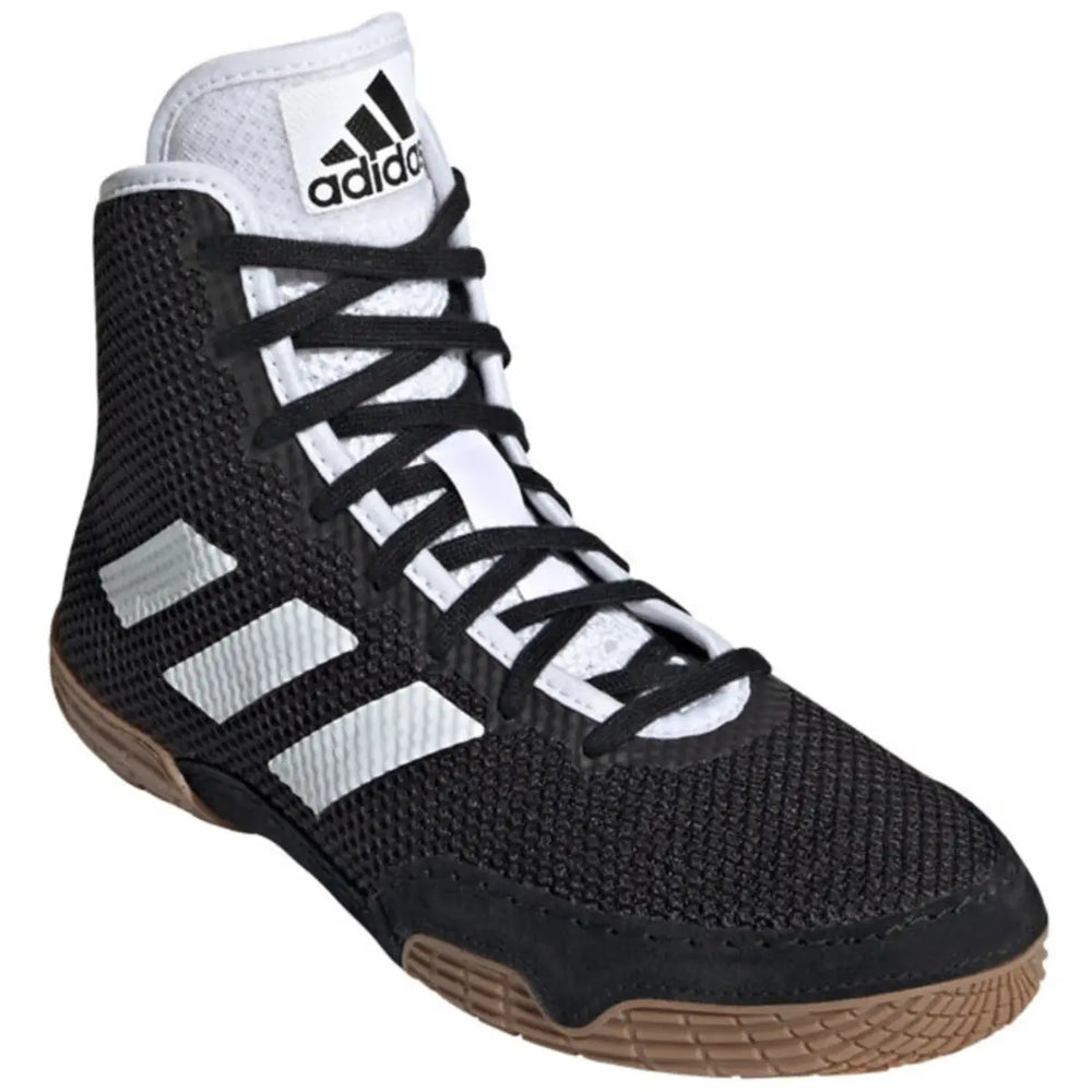 "Adidas boksschoen zwart met witte strepen, bruine zool en zwarte veters.