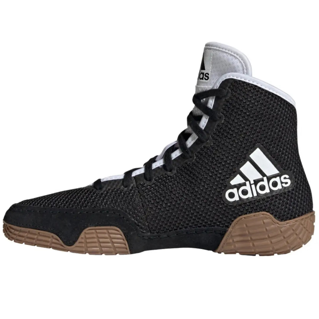 Adidas boksschoen zwart met witte logo-opdruk en bruine zool.