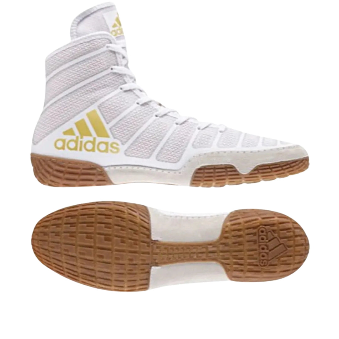 Witte Adidas Varner worstelschoenen met goudkleurig logo, hoge enkelsteun en bruine gripzool. De lichte pasvorm en stevige zool maken de schoenen geschikt voor worstelen, grappling en intensieve trainingen op de mat.