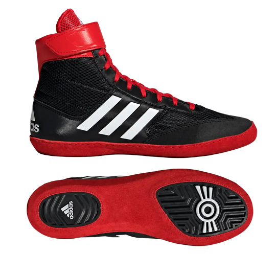 Zwart-rode Adidas worstelschoenen met hoge enkelsteun, rode veters en witte Adidas strepen aan de zijkant. De gripzool en lichte pasvorm maken de schoenen geschikt voor worstelen, grappling en intensieve trainingen op de mat.