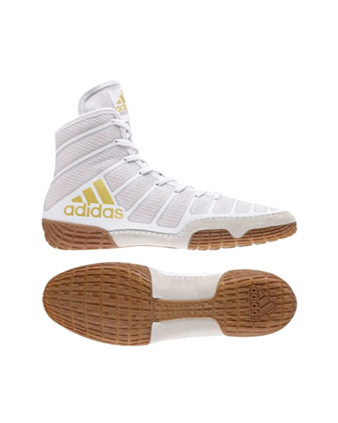 Productfoto van een Adidas worstelschoen in wit met goudkleurig Adidas logo, ademend mesh bovenwerk, hoge enkelondersteuning en bruine gripvaste zool, afgebeeld tegen een witte achtergrond.