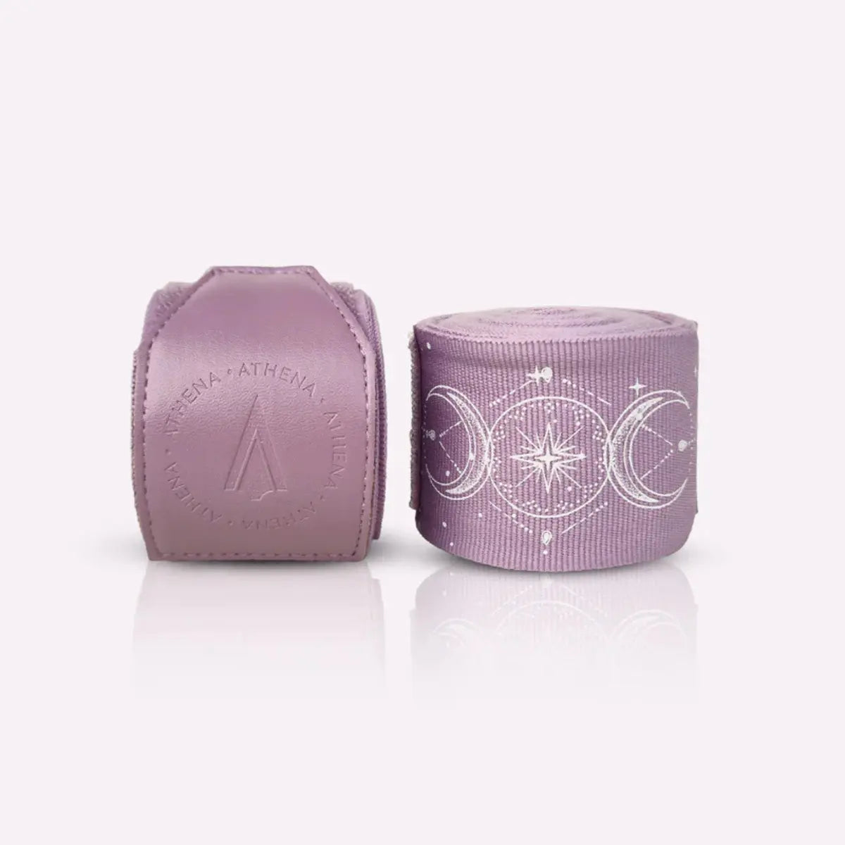 Athena Fightwear Serena Mauve bandages opgerold en uitgespreid, lavendel met opvallende astrale print voor hand- en polsondersteuning.