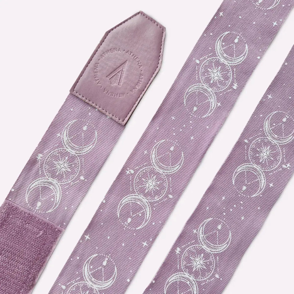 Uitgerolde Athena Fightwear Serena Mauve bandages met witte maan- en sterrenprint en verstevigde afwerking.