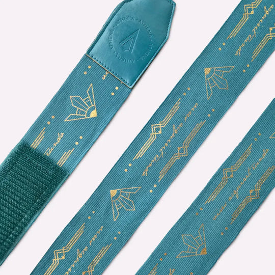 Uitgerolde Athena Fightwear Diana Teal bandages met goud patroon en verstevigde eindstukken voor stevig en comfortabel inwikkelen.