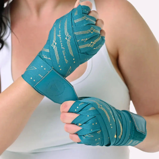 Athena Fightwear Diana Teal bandages volledig om de handen gewikkeld, getoond tijdens training voor optimale polsstabiliteit.