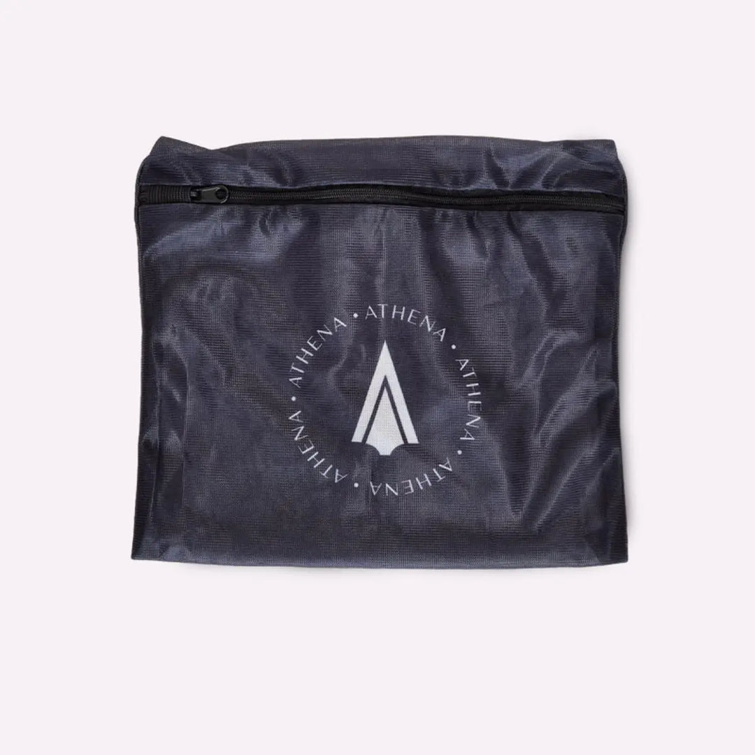 Zwarte opbergzak van Athena Fightwear met logo, ideaal voor het bewaren en luchten van bandages na training.