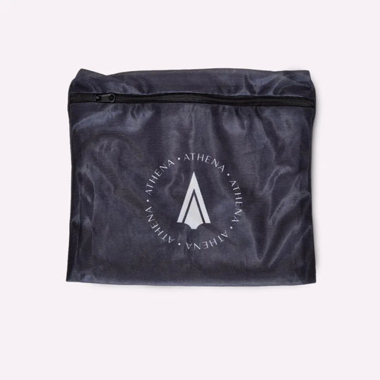 Zwarte Athena Fightwear opbergzak met wit logo, ideaal voor het bewaren en luchten van bandages na training.