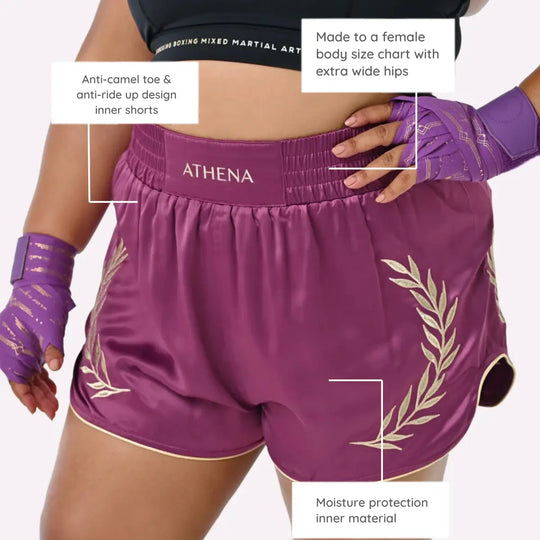 Athena Fightwear Thaiboks Broekje plum met uitleglabels voor pasvorm, brede heupen en vochtwerende binnenbroek.
