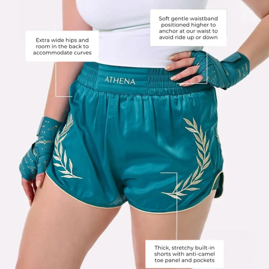 Athena Fightwear kickboks shorts in teal met toelichting op pasvorm, zachte tailleband en ingebouwde short met zakken.
