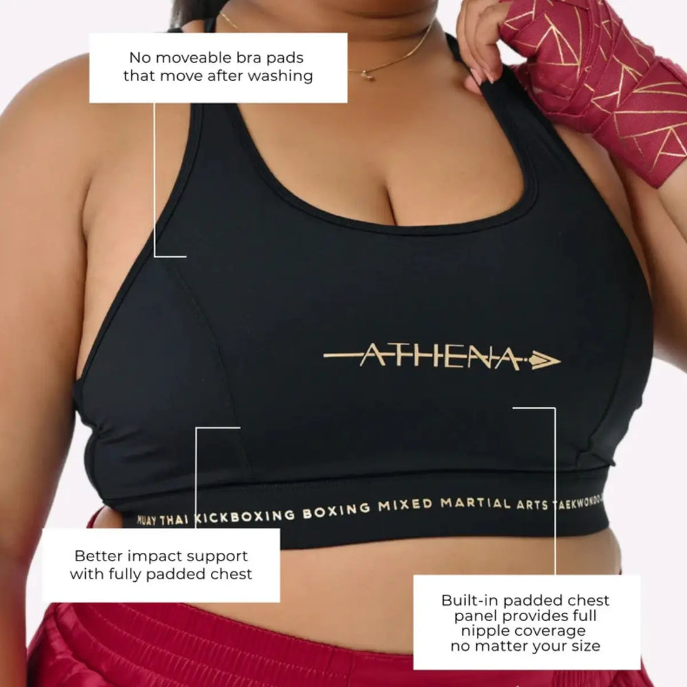 De afbeelding toont een gedetailleerde close-up van de zwarte Thessalia sport-BH, met tekstballonnen die eigenschappen benadrukken zoals vaste pads die niet verschuiven, volledig gepadde borstondersteuning en volledige bedekking ongeacht maat.