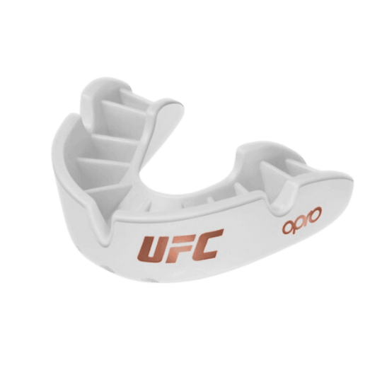 Witte Opro UFC mondbeschermer met oranje accenten en merklogo, ontworpen voor comfort en bescherming tijdens sporten.