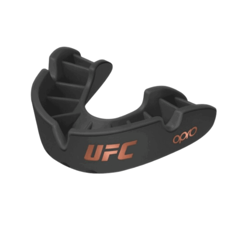 Een zwarte Opro UFC mondbeschermer met oranje accenten, anatomische vinnen voor een persoonlijke pasvorm en ademhalingskanalen.