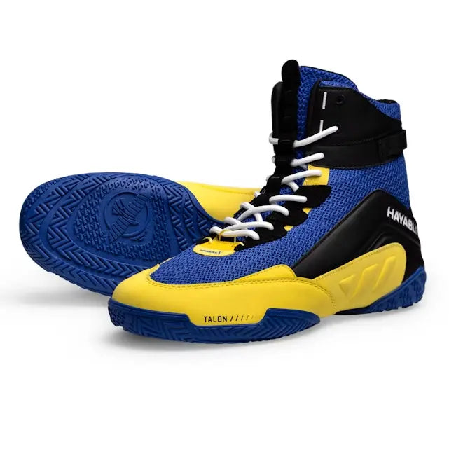 Paar boksschoenen in blauw en geel van Hayabusa, met zicht op de bovenkant van de schoen en de zool, inclusief merklogo.
