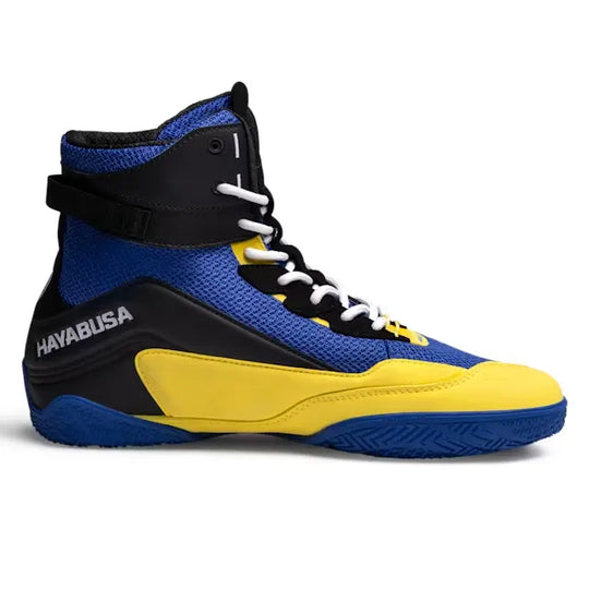 Zijaanzicht van een boksschoen van Hayabusa in blauw en geel met witte veters en zwarte accenten.