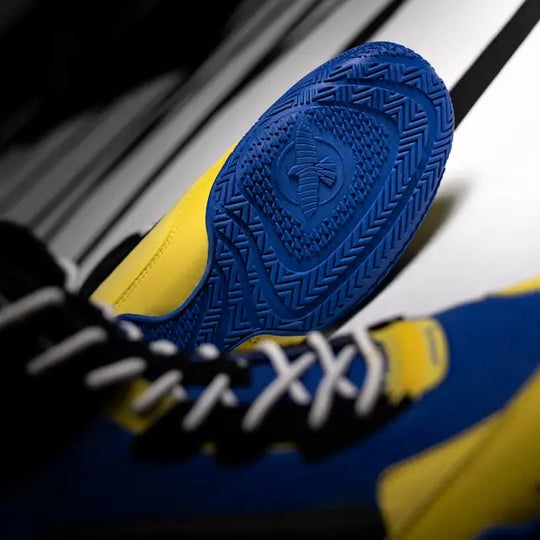 Close-up van de blauwe zool van een boksschoen van Hayabusa met patroon en logo.