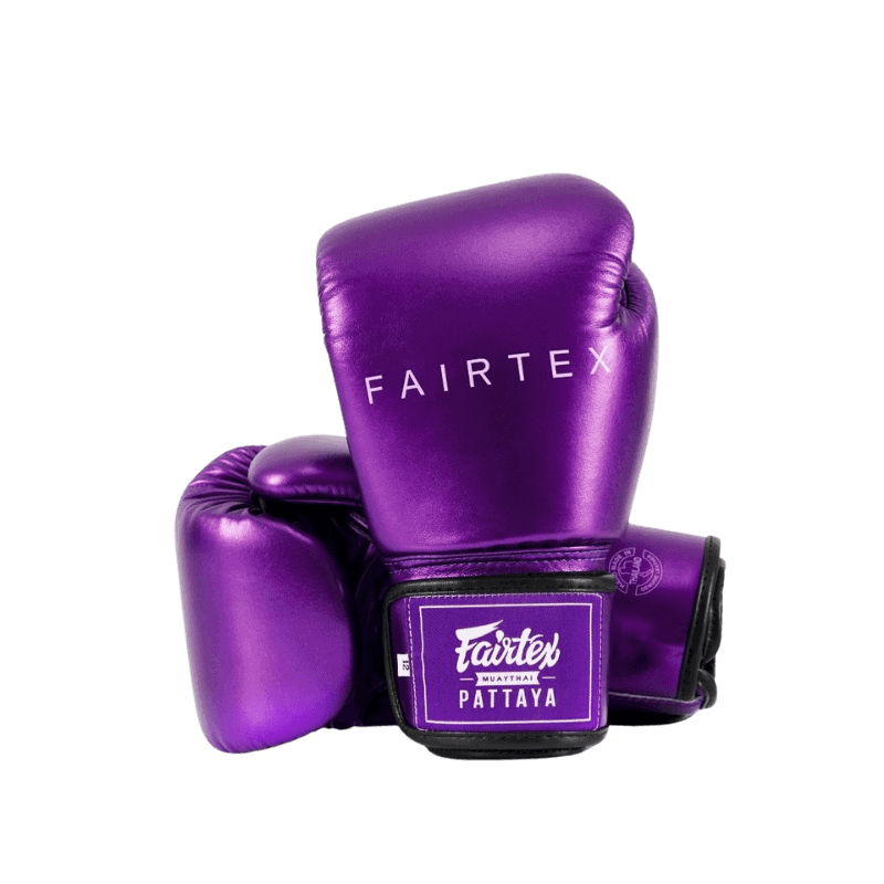 Paarse Fairtex bokshandschoenen met merknaam en Pattaya-opschrift.