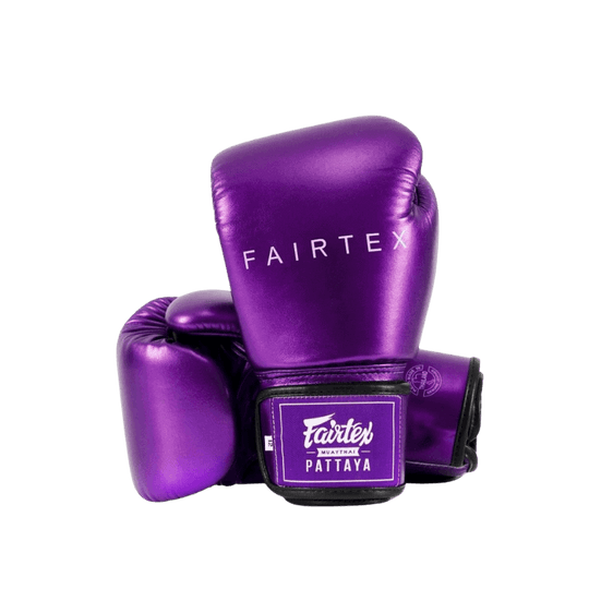 Paarse Fairtex bokshandschoenen met merknaam en Pattaya-opschrift.