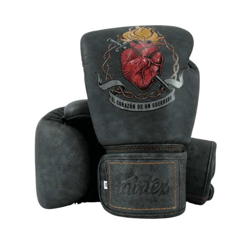 Zwarte Fairtex bokshandschoenen met 'El Corazon de un Guerrero' en een hart met vlammen geborduurd op de bovenkant.