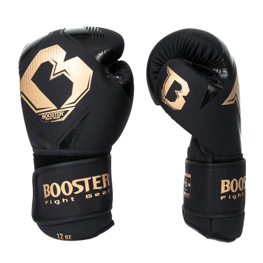 Voor- en zijaanzicht van zwarte Booster bokshandschoenen met gouden logo en moderne lijnen op de zijkant.