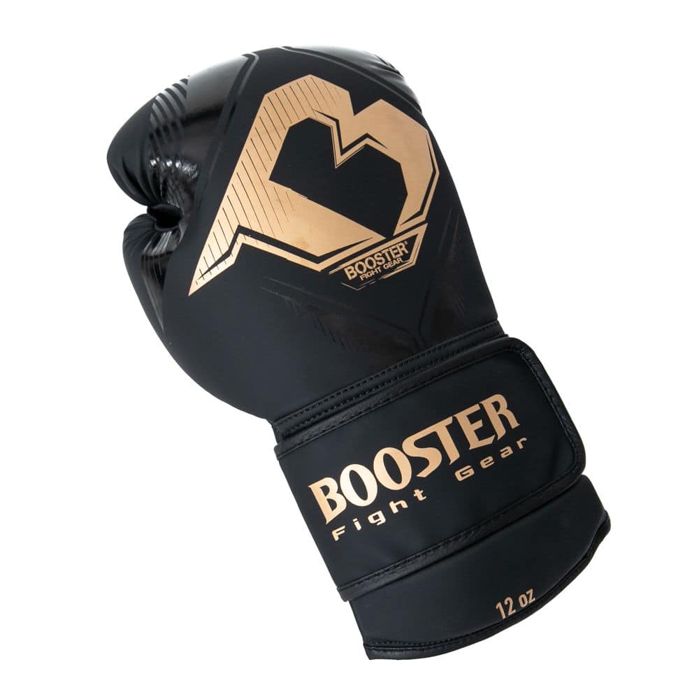 Vooraanzicht van een zwarte Booster bokshandschoen met groot gouden logo op de voorkant en een stevige polsband.