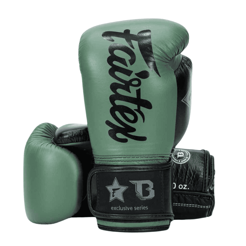 Een gestapelde weergave van groene bokshandschoenen met het "Fairtex" logo duidelijk zichtbaar op de buitenkant. Het ontwerp benadrukt het exclusieve karakter van de serie.